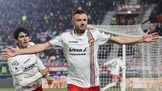 VIDEO Chiêm ngưỡng cú đúp bàn thắng đáng nhớ của cựu tiền đạo ĐT Anh tại Serie A